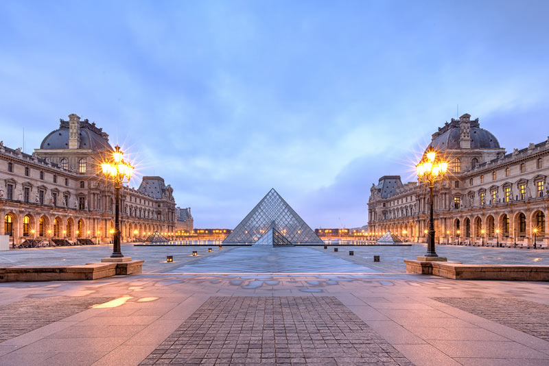 Луврский дворец в Париже