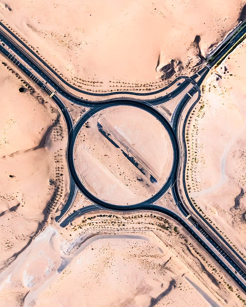 Как пустыня поглощает дороги в Арабских Эмиратах