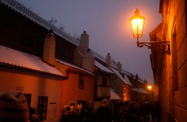 В декабрьских сумерках в Праге можно будет встретить фонарщика в старинной форме
