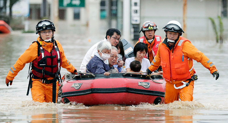 Наводнение в Японии после тайфуна продолжает уносить жизни